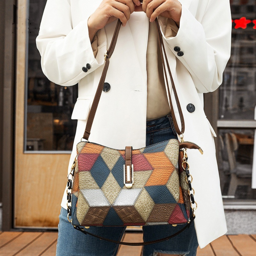 Bolsa estrela em couro com estampa geométrica