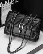 Bolsa Nina em couro acolchoado