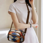 Bolsa com estampa geométrica estilo pochet