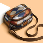 Bolsa com estampa geométrica estilo pochet