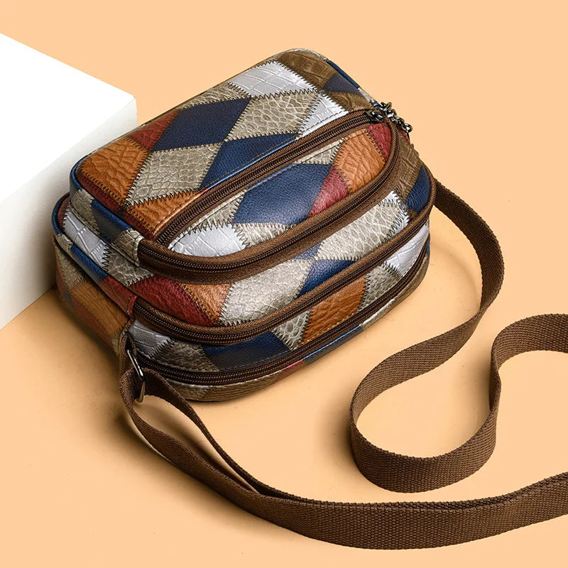 Bolsa com estampa geométrica estilo pochet