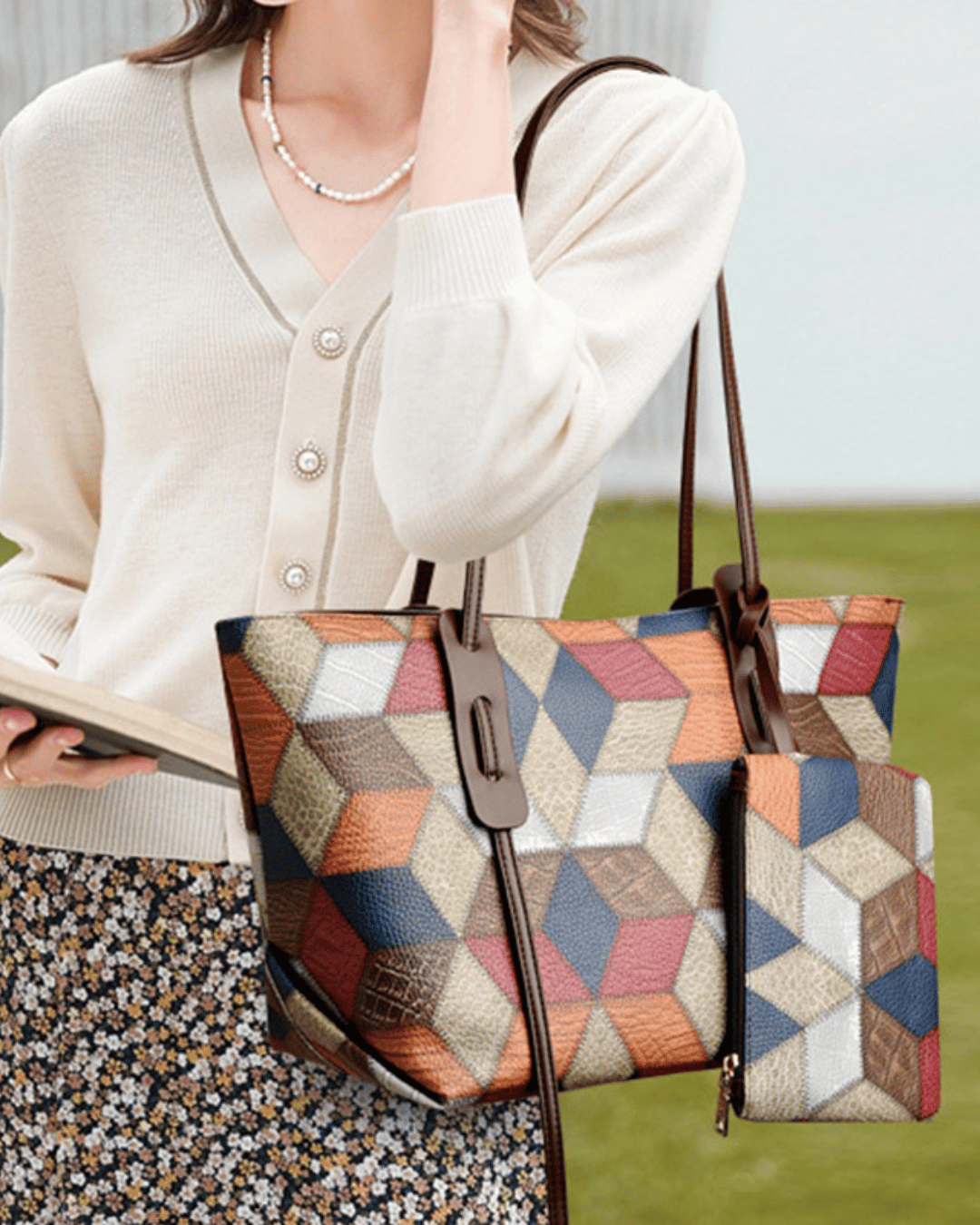 Bolsa havaiana com estampa geométrica